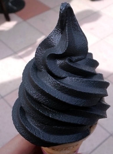 gelato al carbone vegetale cono