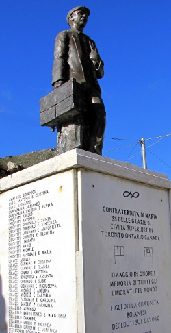 Risorta locanda del castello Bojano monumento all'emigrante
