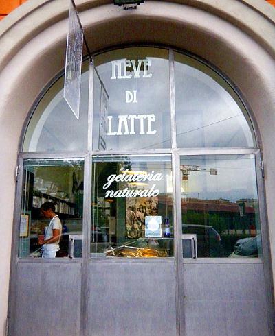 arte e gelato a roma neve di latte esterno