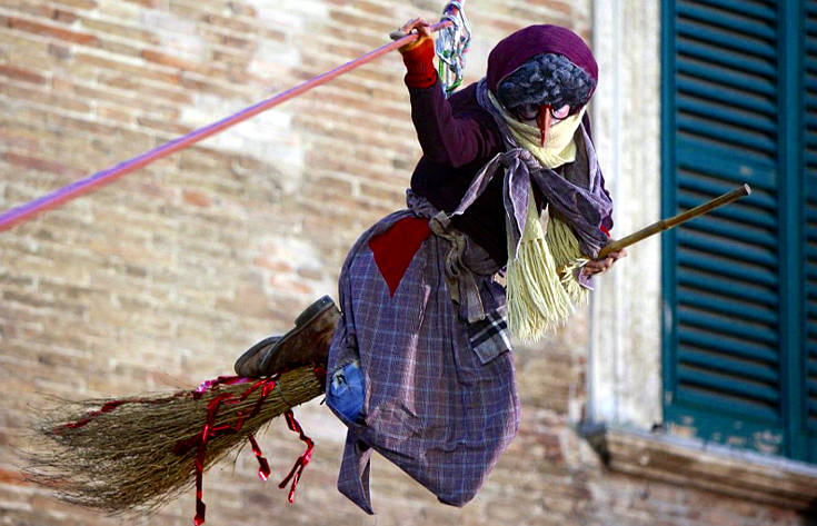 la befana non porta più il carbone carbone scopa