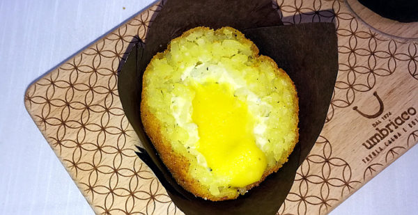 rosario umbriaco arancino a doppio strato di riso arancino morsicato