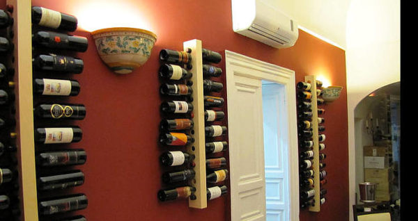 Andrea sapori montani palazzolo acreide interno ristorante con bottiglie