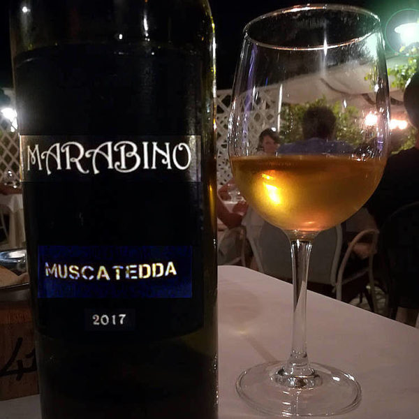 Muscatedda Marabino 2017 calice e bottiglia fronte