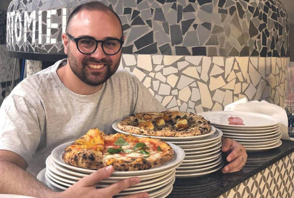 roberto miele con pizza francesina nella sua nuova pizzeria di Campobasso