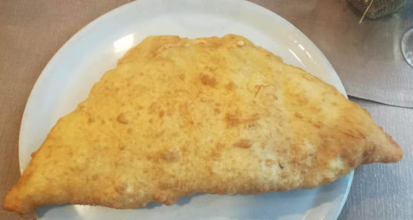 Pizzeria Capasso Porta San Gennaro pizza fritta con cicoli ricotta e provola