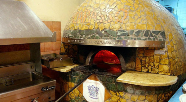 Pizzeria Capasso a Porta San Gennaro primo piano del forno