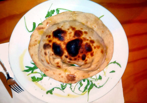 il peggior calzone della mia vita piatto e foto sfocata