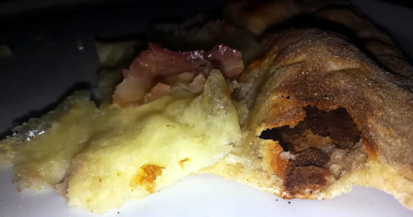 il peggior calzone della mia vita fetta di pizza con difetti e bruciature