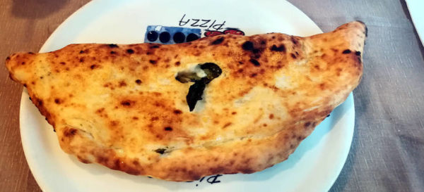 pizzeria capasso a porta San gennaro napoli ripieno con scarole