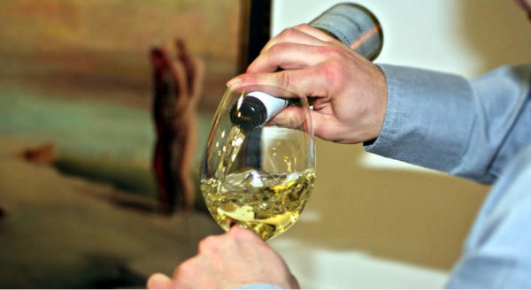 ridiscutere seriamente i canoni con cui si giudica un vino servendo in calice