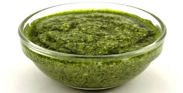 pesto senza aglio ciotola con pesto con aglio