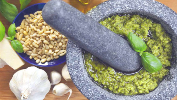 pesto senza aglio pestello e ingredienti tradizionali
