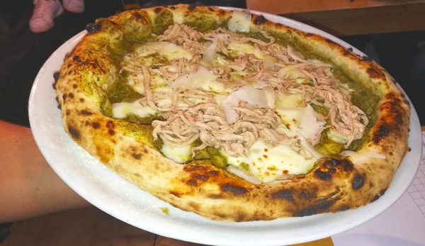 Le pizze una volta erano più piccole pizza con troppa roba sopra