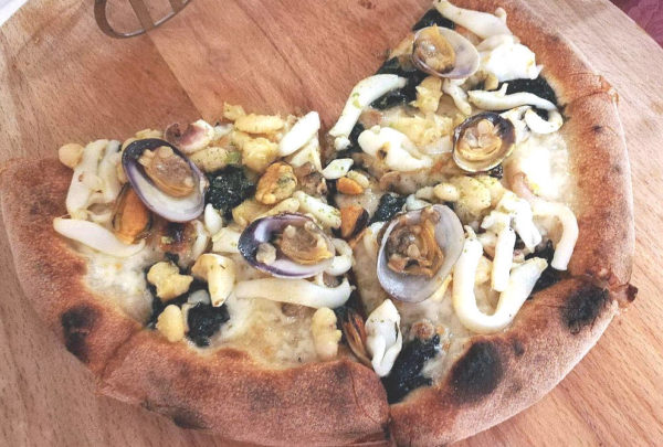 Le pizze una volta erano più piccole pizza con troppi frutti di mare