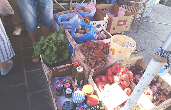 mercato di Marsaxlokk banchi di vendita conserve fatte in casa