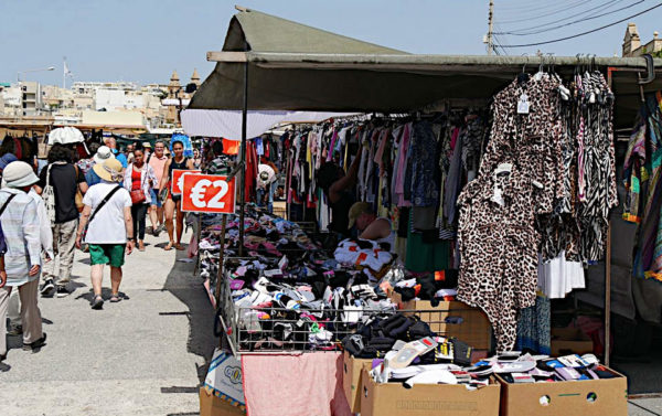 mercato di Marsaxlokk malta girando tra i banchi