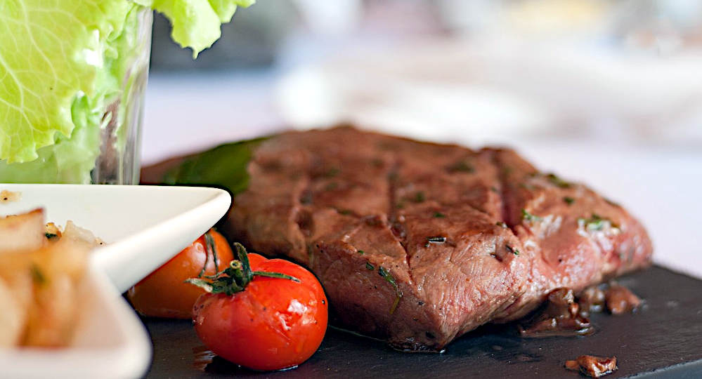 la tagliata è la tagliata carne pomodorini insalata