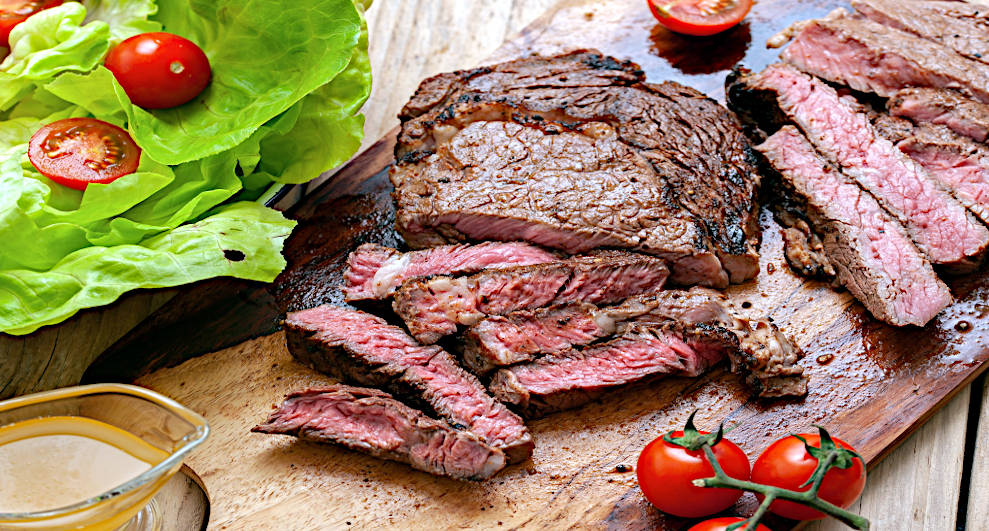 la tagliata è la tagliata con insalata e pomodorini