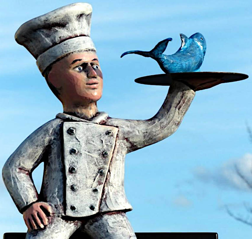 all’aragosta sono spuntate le chele statua chef con pesce