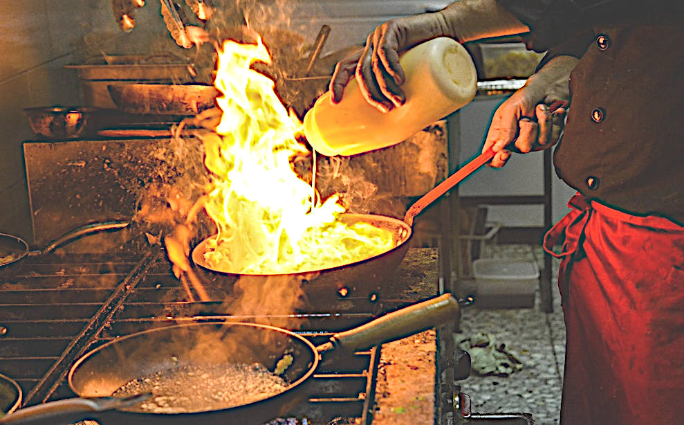 cuochetti spadellanti passaggio flambé in padella della pietanza