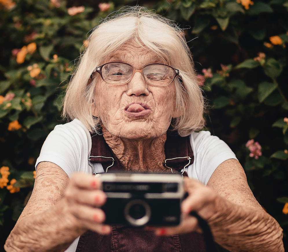 tavolate di uomini e donne rigidamente separate selfie