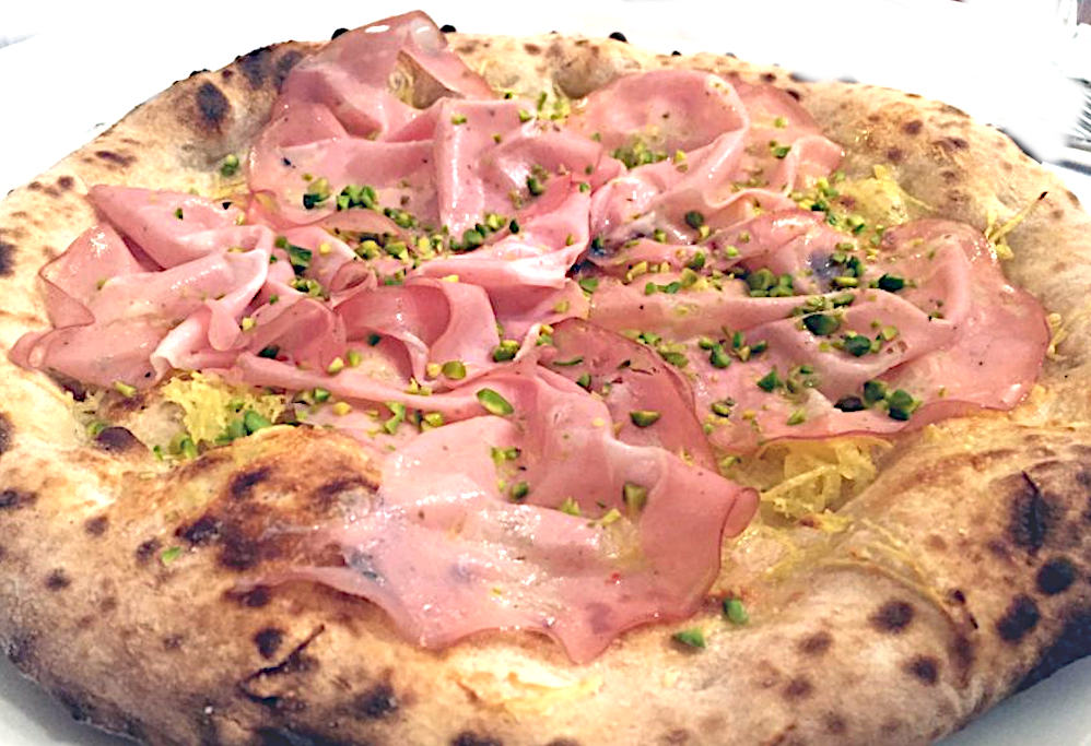 Pistacchio e mortadella pizza con granella