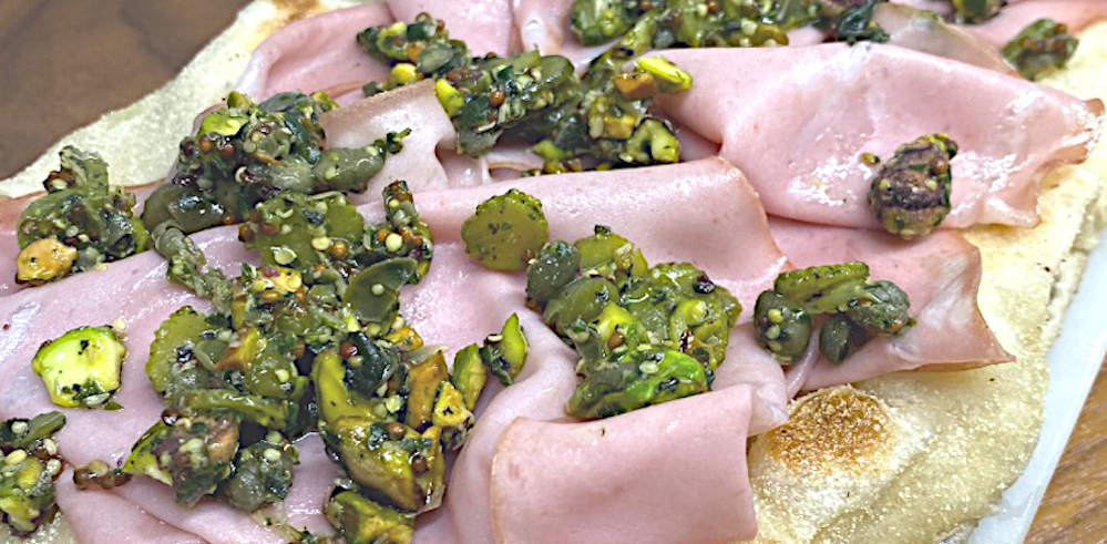 pistacchio e mortadella focaccia pistacchio in granella