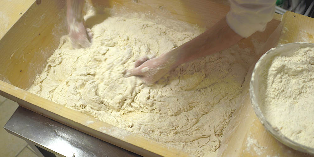 Pizza ammaccata Cilentana la madia in legno per l'impasto