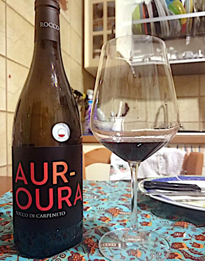 AUR-OURA 2018 ROCCO DI CARPENETO calice e bottiglia primo piano