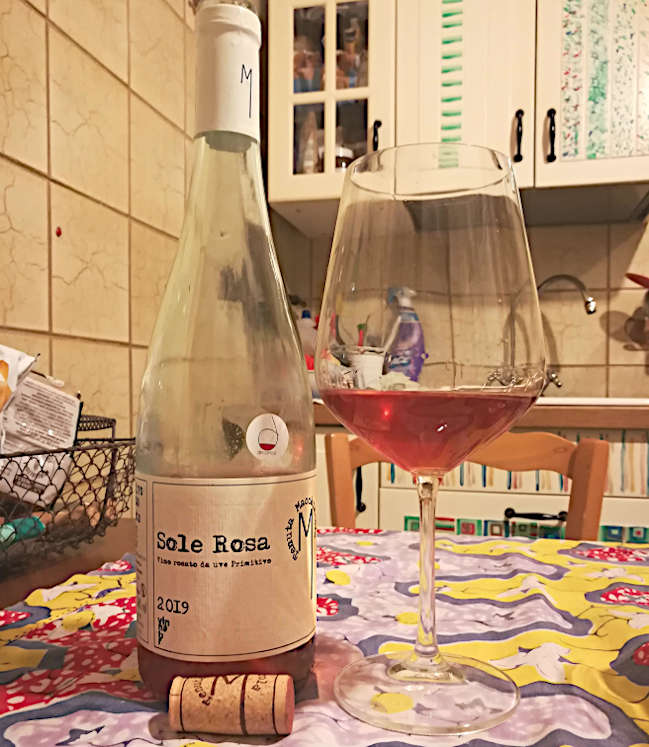 Sole rosa tenuta macchiarola rosato da uve primitivo calice e bottiglia