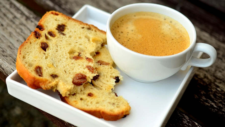 che fine fanno i panettoni dopo le feste fetta panettone e cappucino