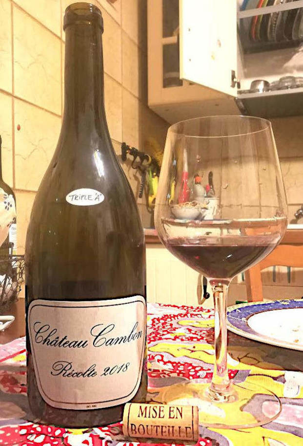 Beaujolais Chateau Cambon 2018 bottiglia e calice in primo piano