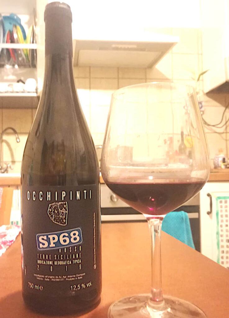 SP68 Rosso IGT 2019 di Arianna Occhipinti calice e bottiglia