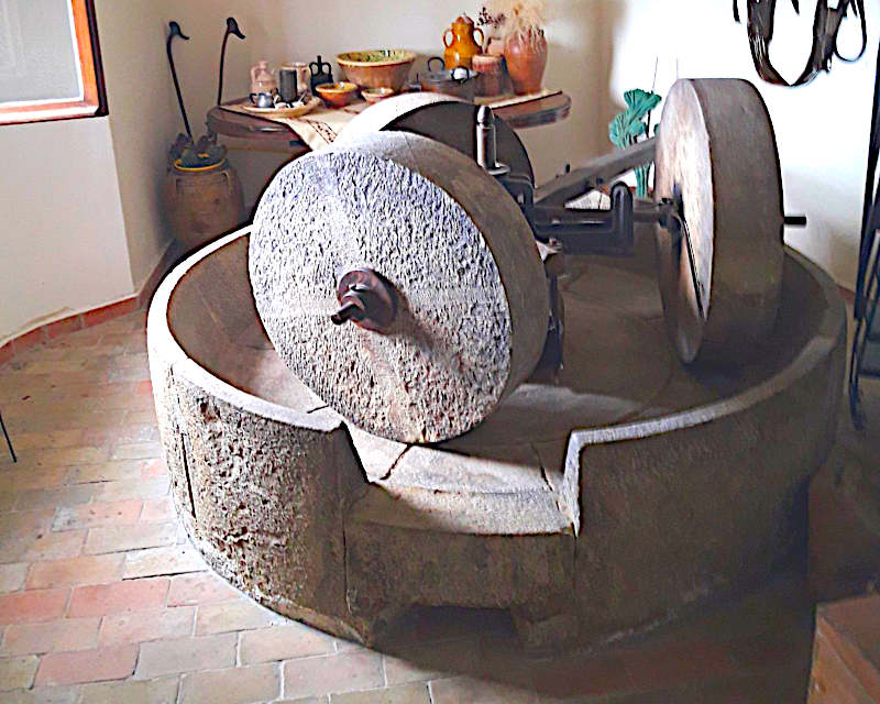 Musei di colobraro (MT) sala delle antiche macine in pietra