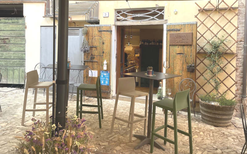 Vineria Coramella Brisighella esterno locale con sedie