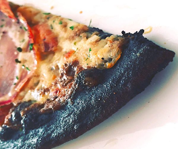 pizza al carbone vegetale particolare di uno spicchio