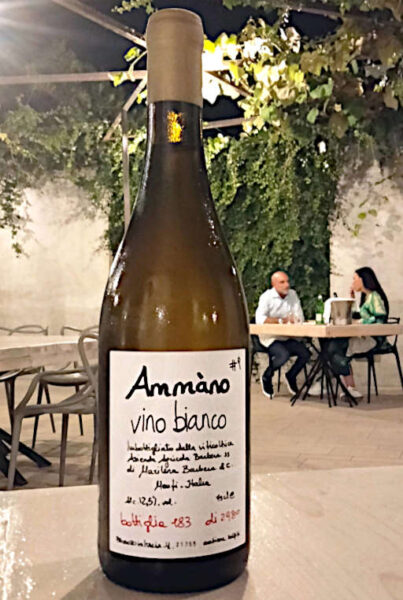 Ammàno di Marilena Barbera bottiglia in cena all'aperto