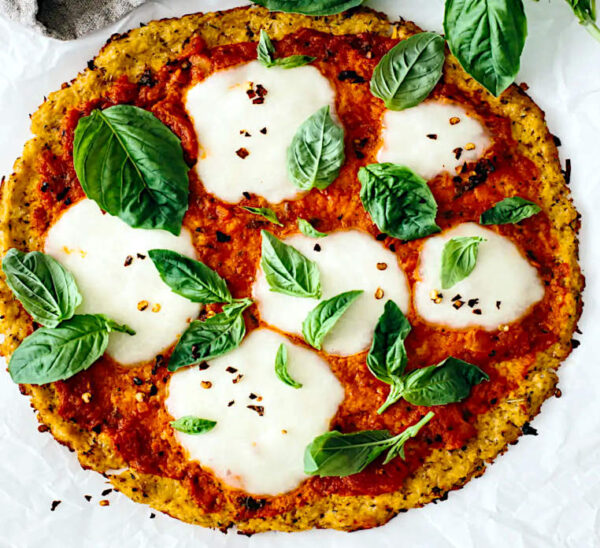 Pizza chetogenica margherita fatta con farina di Cavolfiore