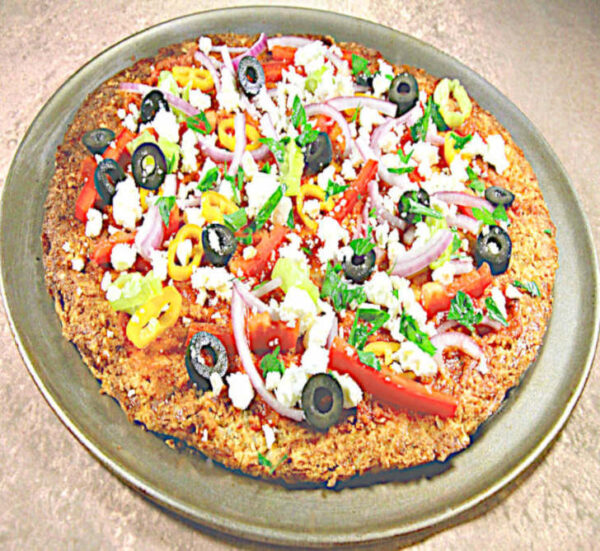 pizza chetogenica primo piano piatto e pizza con vegetali