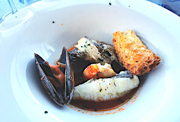 FoodPorn - Il Push-up del cibo digitale piccola zuppa di pesce nel piatto