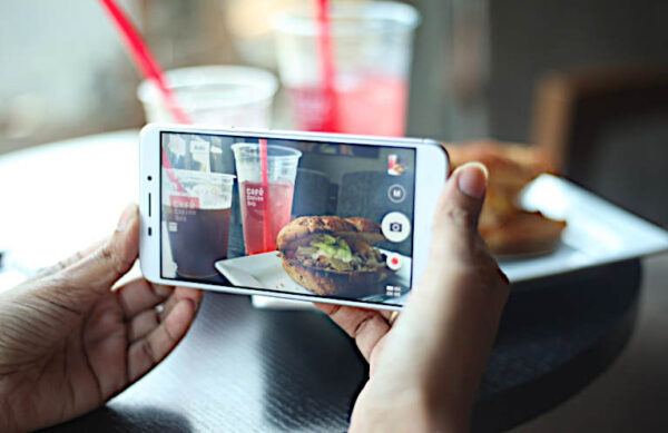 FoodPorn - Il Push-up del cibo digitale smartphone in primo piano con piatto