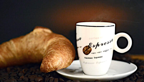 degustatori di cornetti surgelati caffè e cornetto a colazione