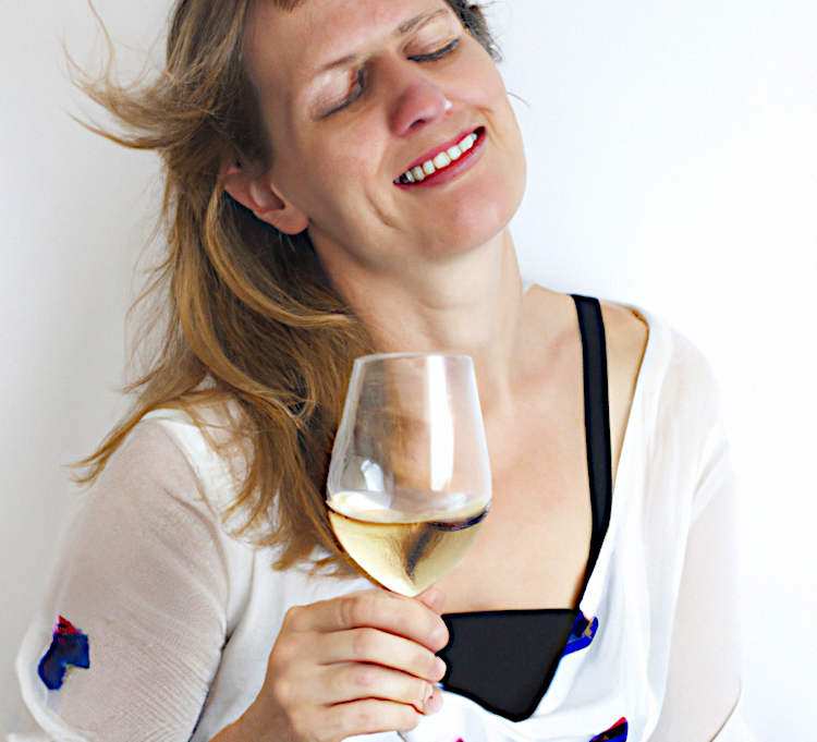 Il futuro del vino naturale giovane donna felice mentre degusta del vino naturale bianco