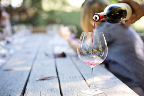 Il futuro del vino naturale versare vino naturale rosso in calice