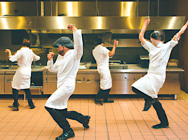 La cucina dei rumori il balletto degli chef tra i fornelli