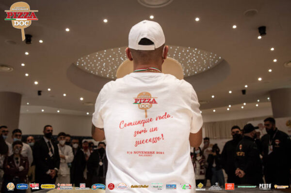 Ottavo Campionato Nazionale Pizza DOC Paestum pizzaiolo di spalle