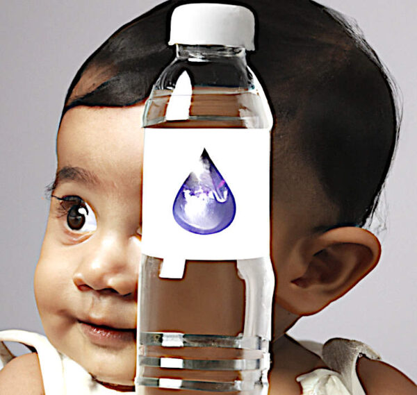 Bambini e acqua minerale bambino con bottiglia in primo piano