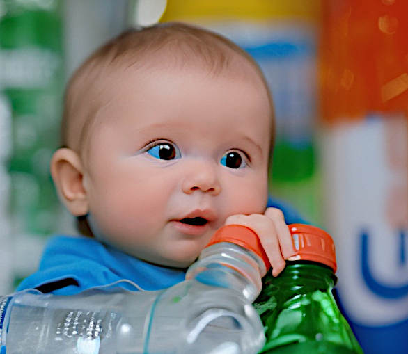 Bambini e acqua minerale una furbata primo piano bambino