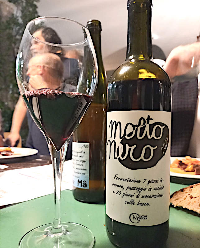 Molto nero cantine Mortola calice e bottiglia