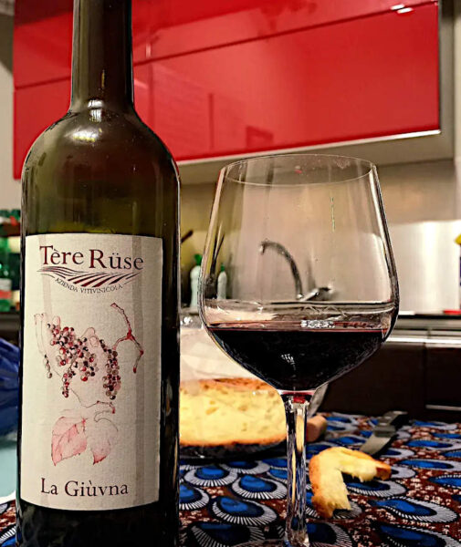 La Giùvna Tère Rüse Azienda vitivinicola Mombaruzzo bottiglia e calice